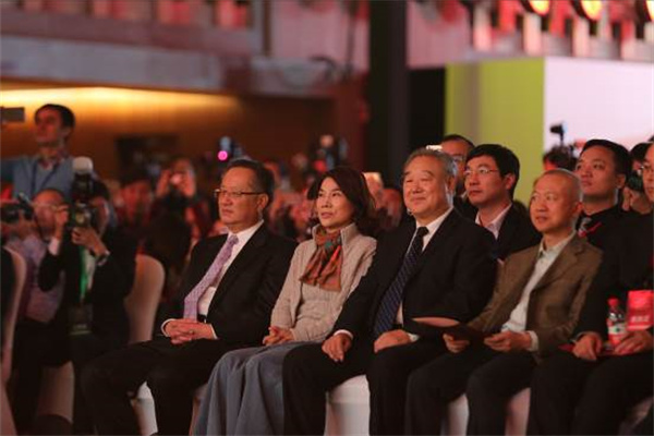 CWG资讯:市场消化美国关税政策影响,美元周四重新开始下跌;投资者寻求避险资产
